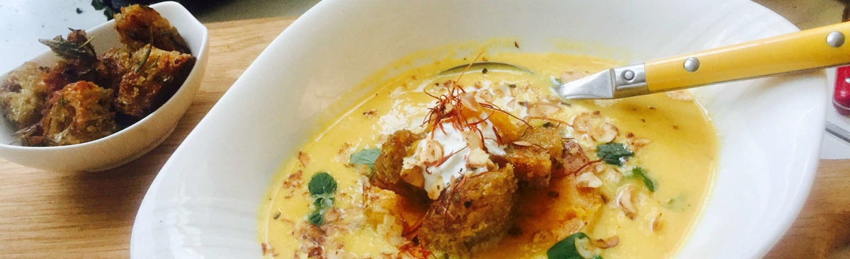 Kürbis-Orangensuppe mit Brotwürfel