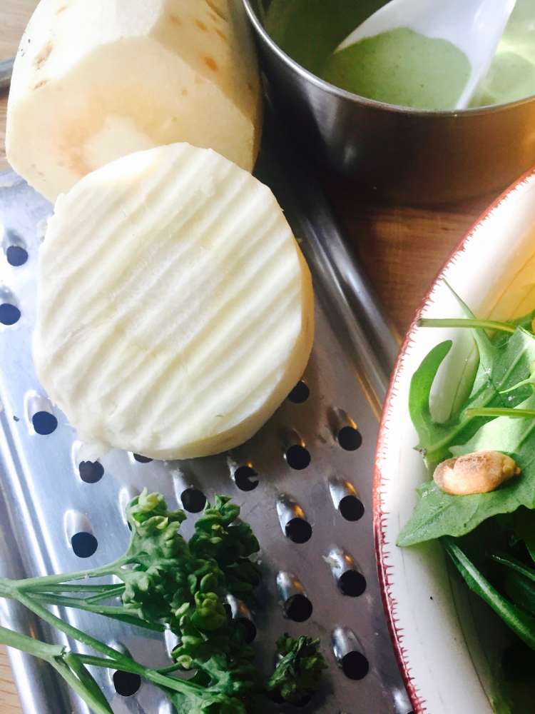 Bowl mit Pastinakensalat, gelber Papaya und Rucola